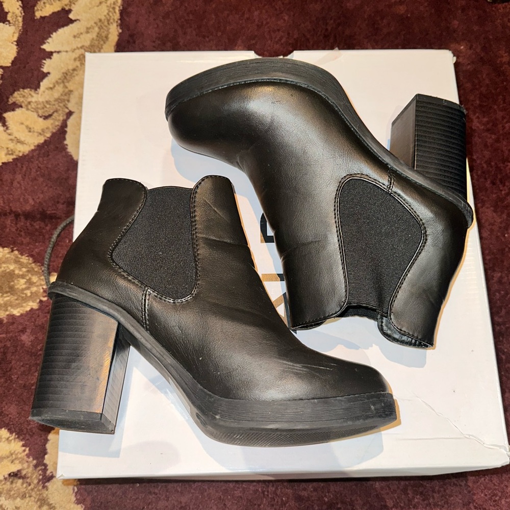 Boohoo Womens Round Toe Black Chunky Block Stacked Heel Ankle Boots size 6 US